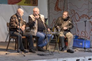 Retrospektive Perspektive mit Schirmherr Alfred Behrens (li), Moderator Dieter Baitinger (mi) und Juryvorsitzenden des Günter-Eich-Preises Wolfgang Schiffer