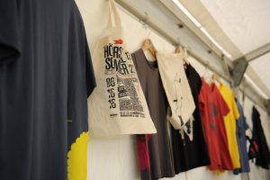 Hörspielsommer auf den Leib - T-Shirts und Beutel mit Hörspielsommer-Motiven