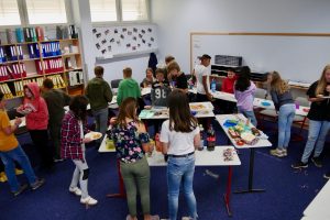 Scheckübergabe inklusive Frühstück für die Klasse 6.3 der Neuen IGS Göttingen, die am 14.07.2019 den BMW Innovationspreis des Leipziger Hörspielsommers gewonnen hat