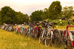 Fahrräder vor dem Gelände / Foto: Tino Pfundt