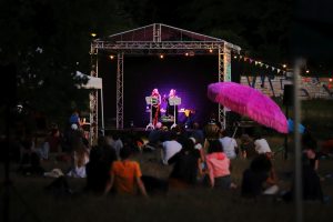 Foto 13: Abendprogramm – Wurfsendung von Deutschlandfunk Kultur am Samstag, 2. Juli 2022 (Foto: Tino Pfundt / Hörspielsommer e. V.)