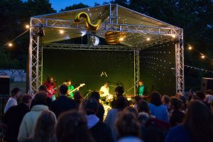 Foto 19: Abendprogramm – Kapa Tult am Freitag, 8. Juli 2022 (Foto: Cäcilie Schneider / Hörspielsommer e. V.)