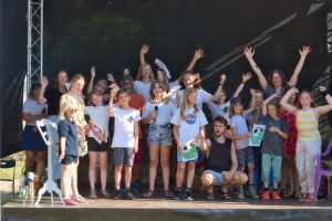 Foto 20: Wettbewerbe – 13. Kinder- und Jugendhörspielwettbewerb, die Gewinner:innen und Jury am Sonntag, 3. Juli 2022 (Foto: Cäcilie Schneider / Hörspielsommer e. V.)
